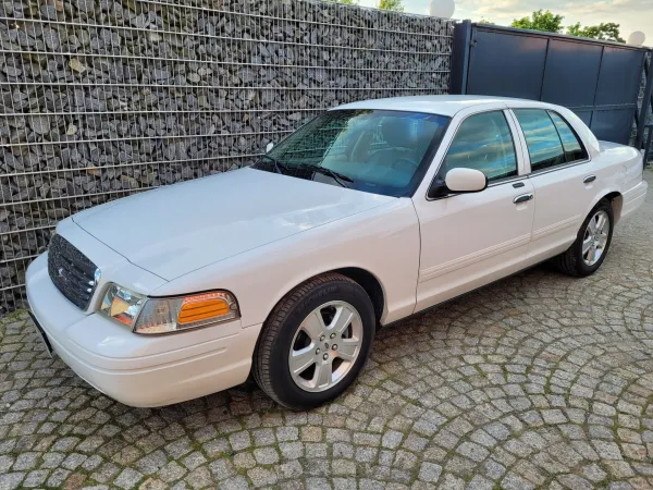 Ford Crown Victoria – zdjęcie 1