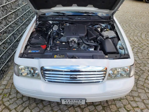 Ford Crown Victoria – zdjęcie 2